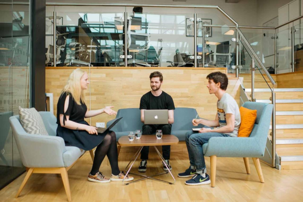 Estudiantes participando en sesión grupal en línea